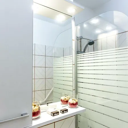 באזור Calea Aradului, בגודל 30 מר, עם 1 חדרי שינה ו- 1 חדרי רחצה פרטיים * טימישוארה